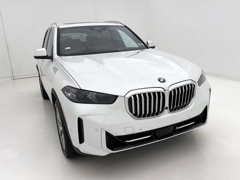 Used 2024 BMW X5 xDrive40i w/ Parking Assistance Package AWD/4WD image 3