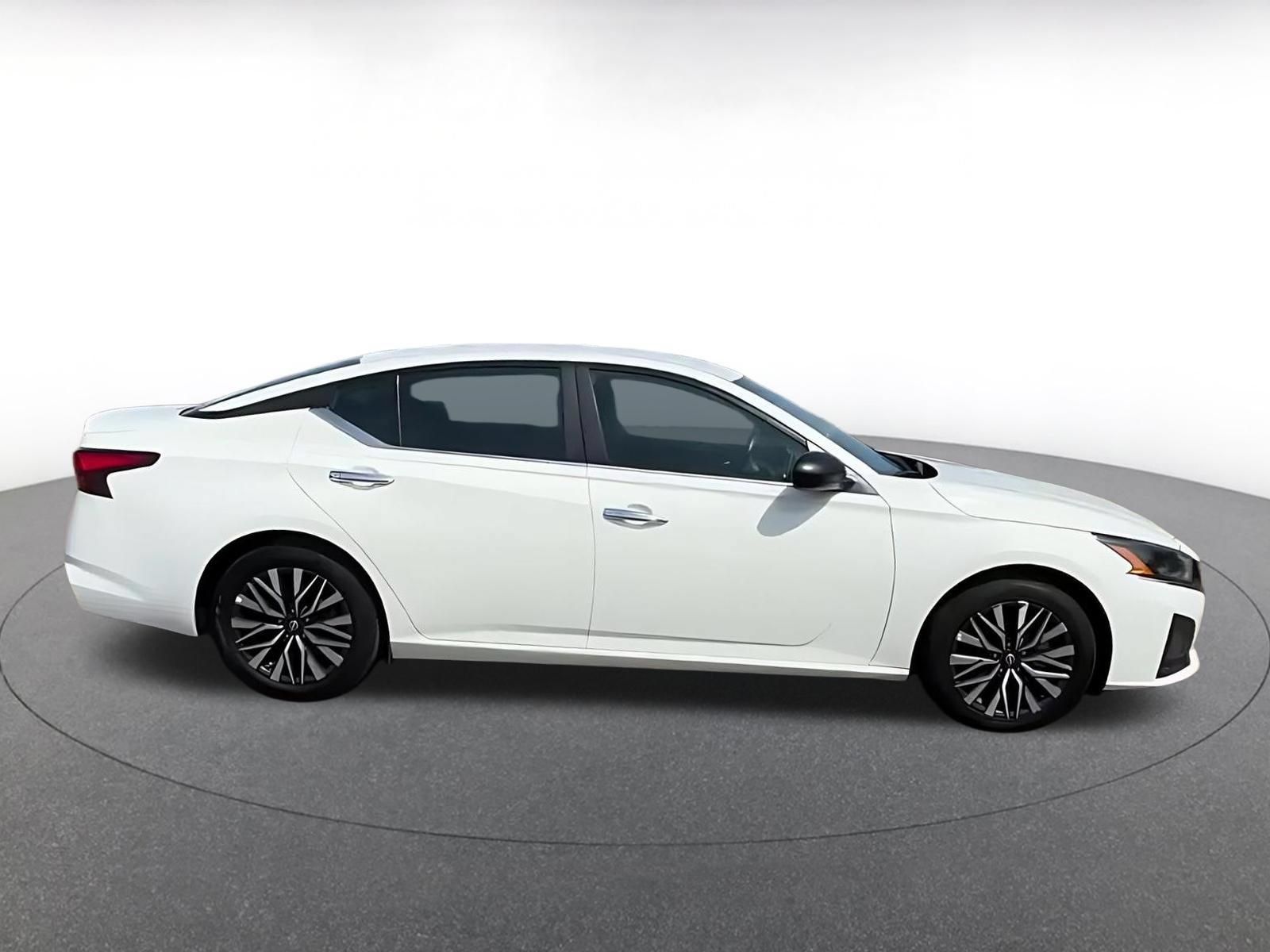 Used 2025 Nissan Altima 2.5 SV FWD image 15