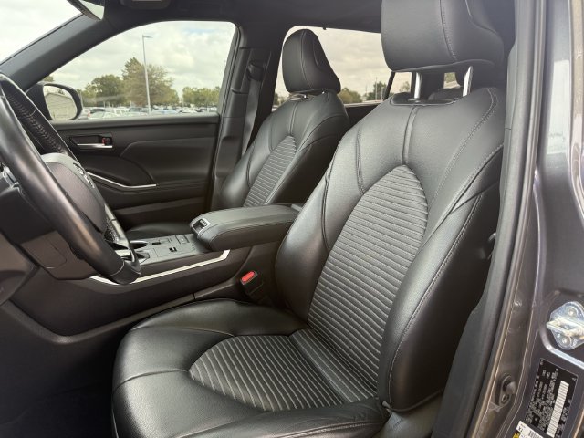 Used 2021 Toyota Highlander XSE FWD image 24