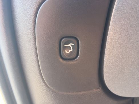 Used 2017 Jeep Cherokee Trailhawk AWD/4WD image 32