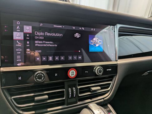 Certified 2025 Porsche Macan image 16