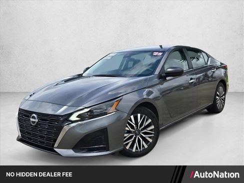 Used 2025 Nissan Altima 2.5 SV FWD image 1