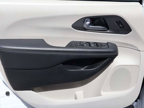 Used 2023 Chrysler Pacifica Touring-L FWD image 7