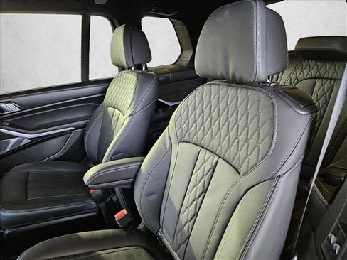 Used 2025 BMW X7 M60i image 21