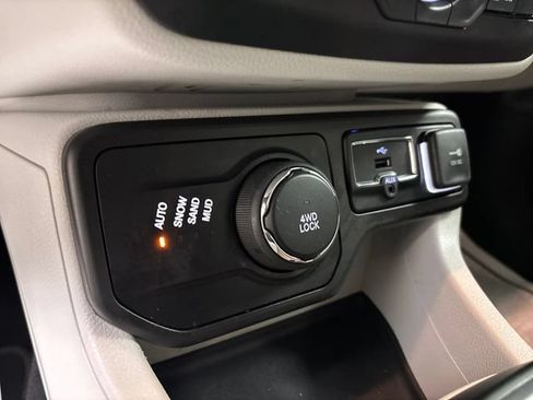 Used 2018 Jeep Renegade Latitude AWD/4WD image 26