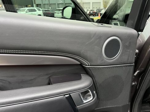 Certified 2024 Land Rover Discovery Metropolitan Edition image 33