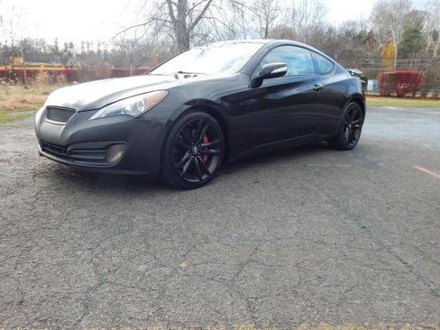 Used 2010 Hyundai Genesis 3.8 image 1