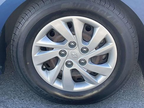 Used 2017 Hyundai Elantra SE image 11