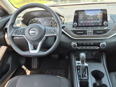 Used 2025 Nissan Altima 2.5 SV FWD image 30