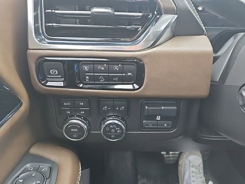 Used 2025 GMC Yukon XL Denali Ultimate image 17