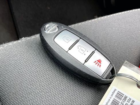 Used 2019 Nissan Titan SV w/ SV Convenience Package image 14