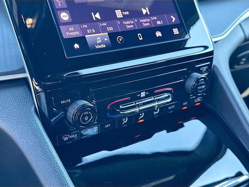 New 2025 Jeep Grand Cherokee L Laredo image 10