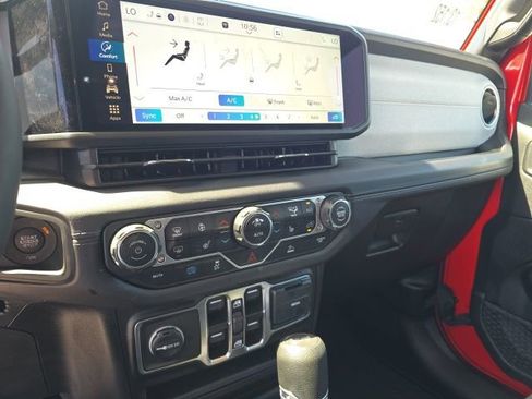 Used 2025 Jeep Wrangler Sahara image 16