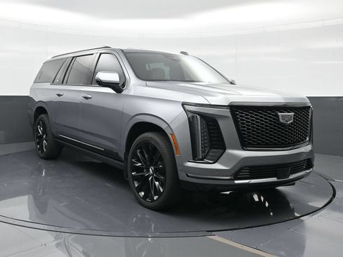 Used 2025 Cadillac Escalade ESV Sport Platinum w/ LPO, ONYX Package AWD/4WD image 4