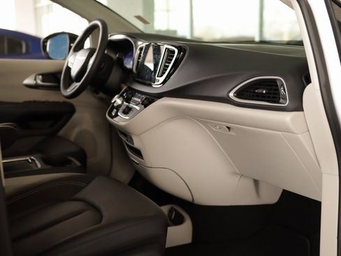 Used 2024 Chrysler Pacifica Touring-L image 30