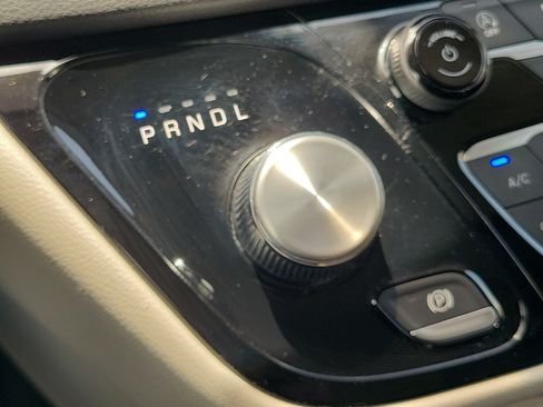Used 2023 Chrysler Pacifica Touring-L FWD image 31