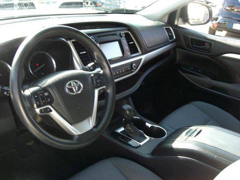 Used 2016 Toyota Highlander LE image 7