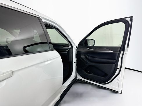 Used 2023 Jeep Grand Cherokee L Limited AWD/4WD image 34