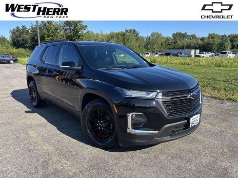 Used 2023 Chevrolet Traverse LT FWD image 1