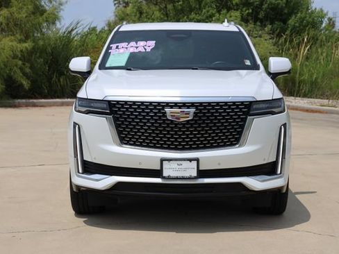 Used 2022 Cadillac Escalade Luxury RWD image 2