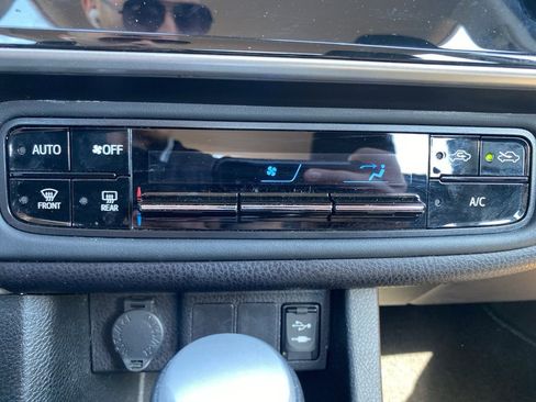 Used 2019 Toyota Corolla LE image 23