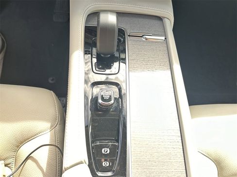 New 2025 Volvo XC90 B6 Plus w/ Protection Package Premier image 17