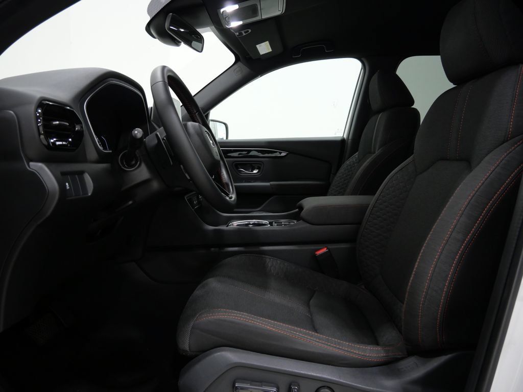 Used 2024 Honda Pilot Sport image 12
