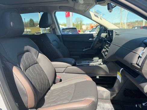 New 2026 Nissan Pathfinder Platinum image 11