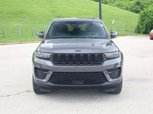 Used 2024 Jeep Grand Cherokee Laredo AWD/4WD image 2