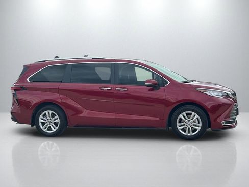Used 2023 Toyota Sienna Limited AWD/4WD image 4