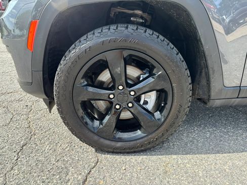 Used 2023 Jeep Grand Cherokee L Laredo AWD/4WD image 10
