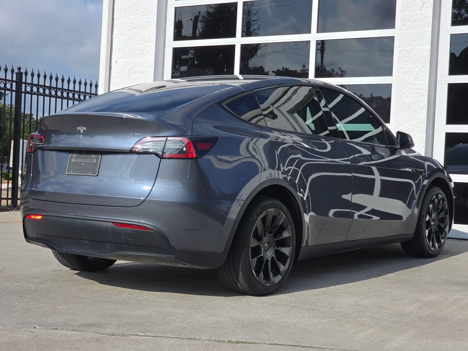 Used 2023 Tesla Model Y Long Range AWD/4WD image 4