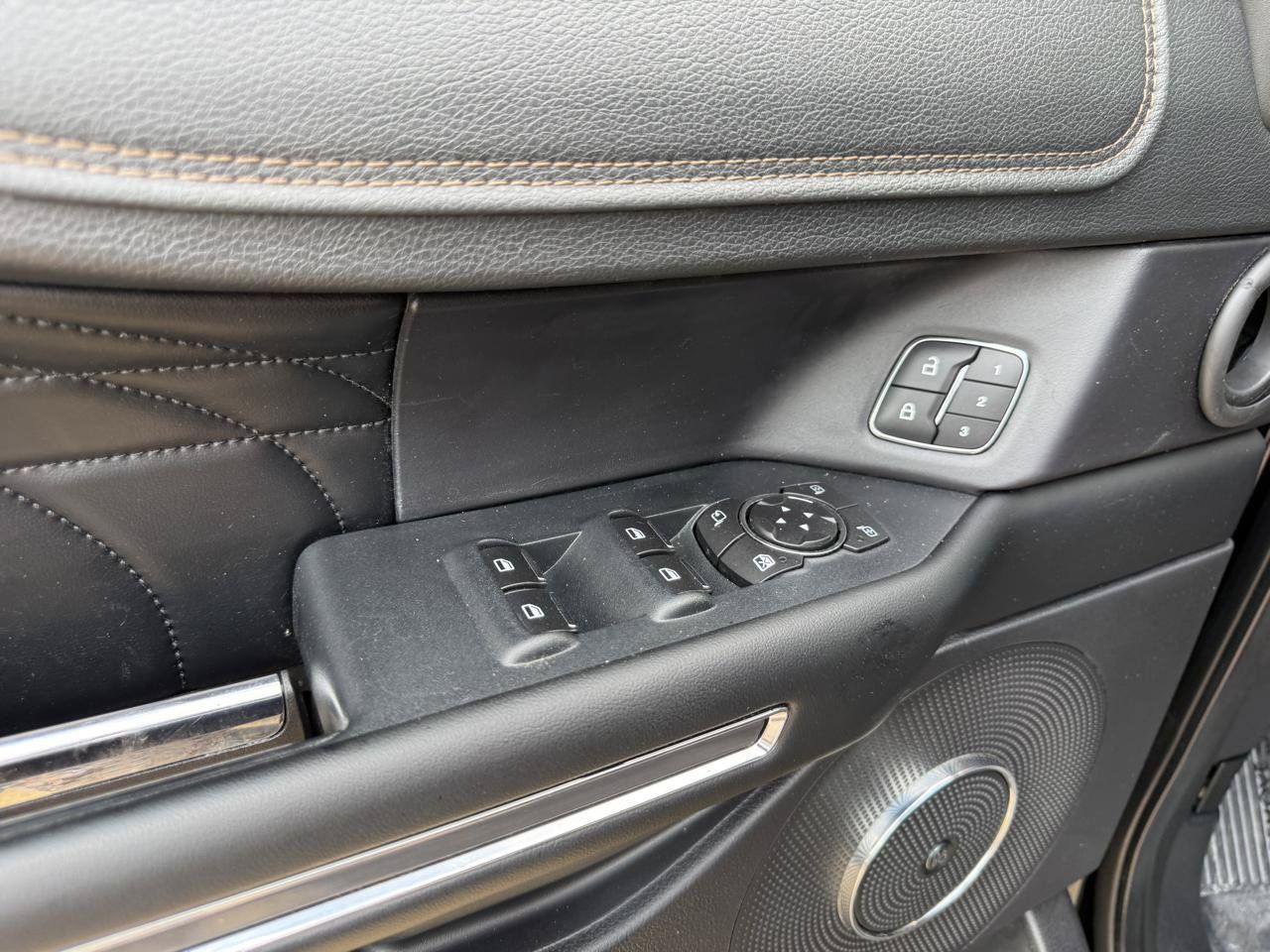 Used 2018 Ford Expedition Platinum AWD/4WD image 18