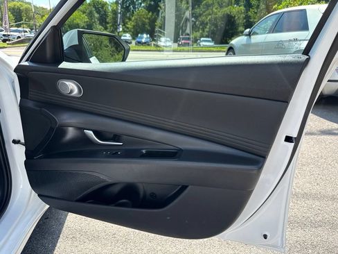 Used 2025 Hyundai Elantra SEL FWD image 35