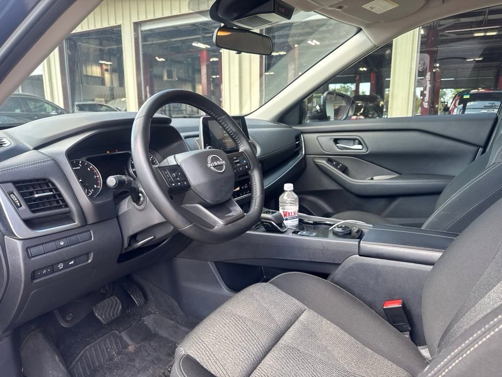 Used 2025 Nissan Rogue SV AWD/4WD image 35