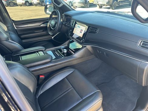 Used 2023 Jeep Wagoneer Base image 36