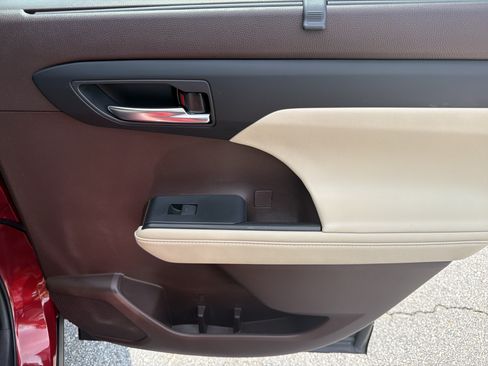 Used 2022 Toyota Highlander XLE FWD image 17