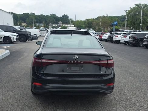 Used 2025 Volkswagen Jetta SE FWD image 3