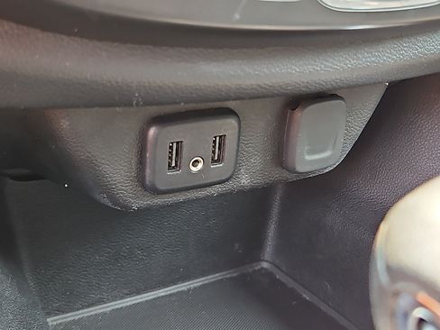Used 2021 Chevrolet Traverse LS FWD image 22