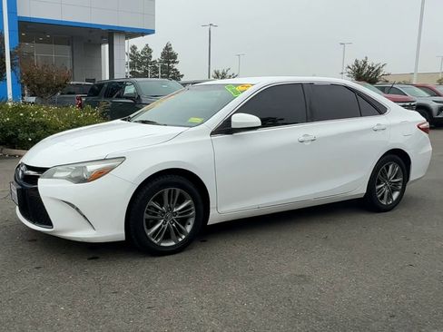 Used 2016 Toyota Camry LE image 3