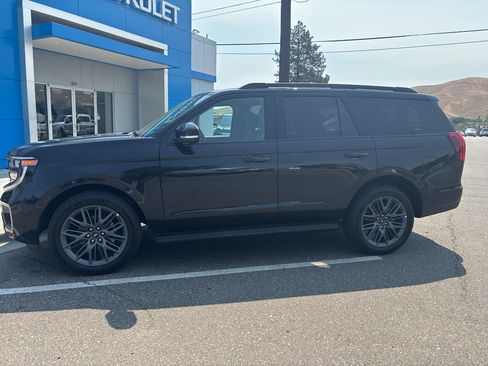 Used 2026 Ford Expedition Platinum w/ Stealth Appearance Package AWD/4WD image 4