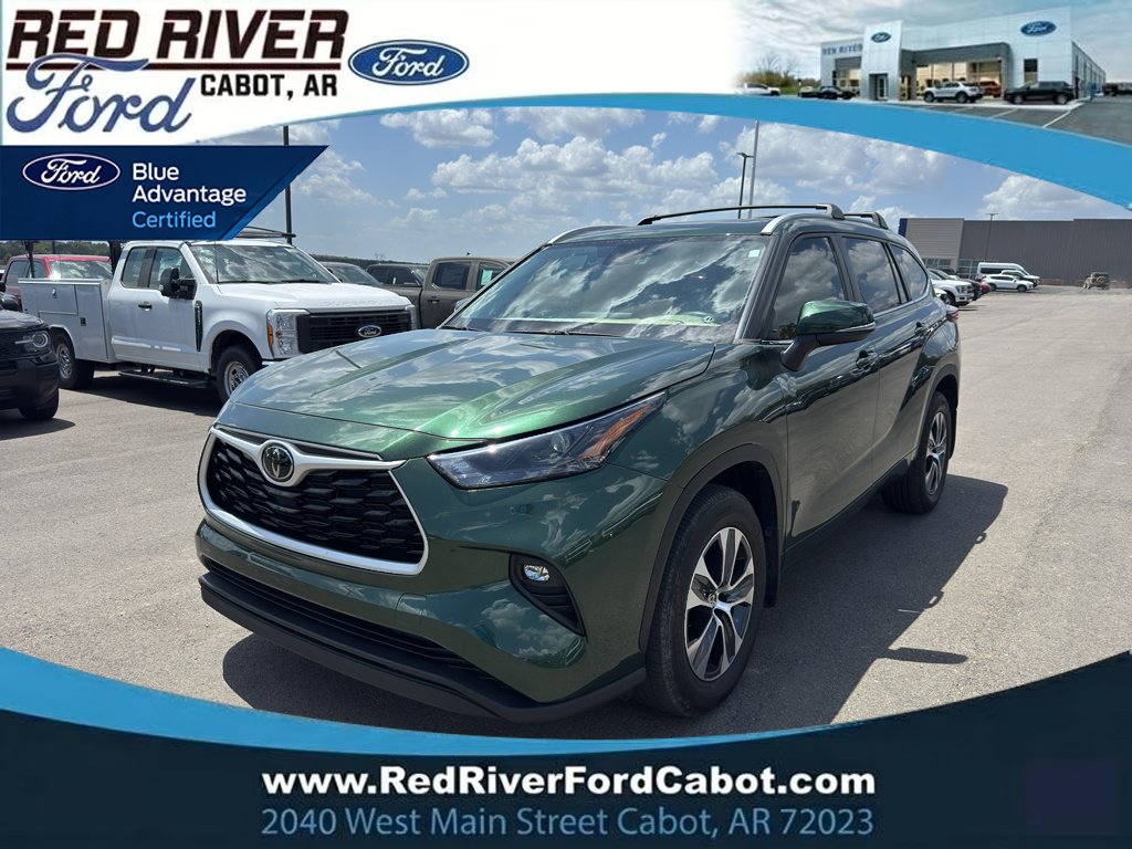 Used 2024 Toyota Highlander XLE FWD image 1