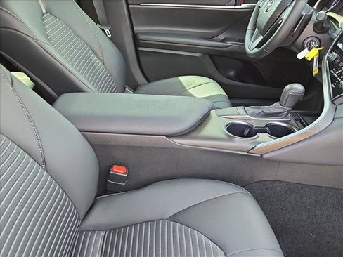 Used 2024 Toyota Camry SE FWD image 19