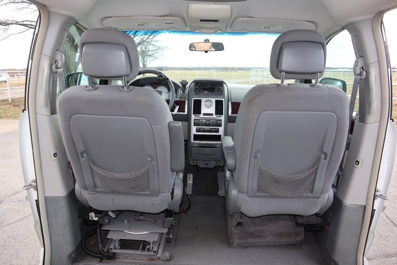 Used 2010 Chrysler Town & Country Touring FWD image 27