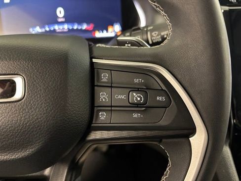 Used 2023 Jeep Grand Cherokee Laredo AWD/4WD image 25
