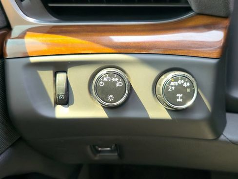 Certified 2020 Cadillac Escalade Premium Luxury AWD/4WD image 18