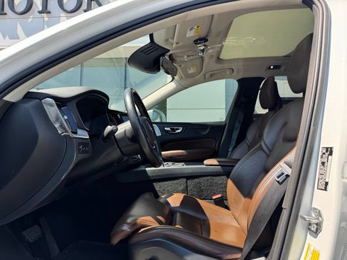 Used 2018 Volvo XC60 T8 Inscription w/ Luxury Seat Package AWD/4WD image 3
