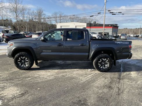 Used 2021 Toyota Tacoma TRD Off-Road w/ Technology Package image 2