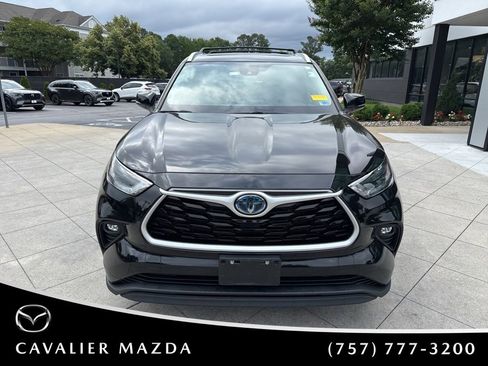 Used 2023 Toyota Highlander XLE AWD/4WD image 2