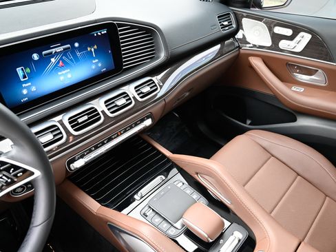 Used 2025 Mercedes-Benz GLS 450 4MATIC image 27